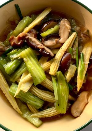 รูปของ ผัดบวบข้าวโพดอ่อนเห็ดหอมน้ำแดง🍄🧄🫚