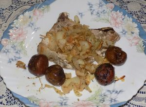 Una foto de Costillitas de cerdo con cebolla papines y aceite de Dende