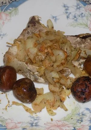 Una foto de Costillitas de cerdo con cebolla papines y aceite de Dende