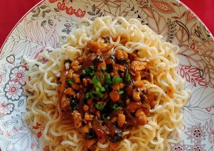 Mie Keriting Siram Ayam Lada Hitam