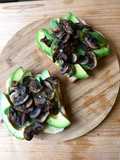 Avocadotoast mit gebratenen Pilzen