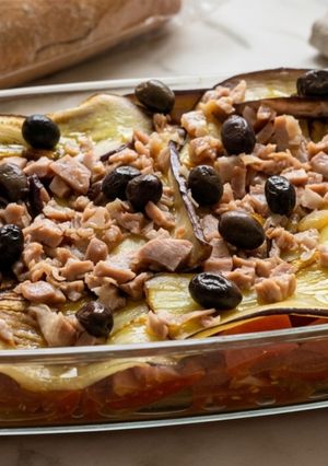 Foto principal de Ensalada templada de tomate rosa, berenjena y jamón