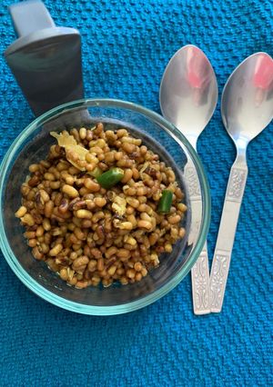 ફણગાવેલા મઠ (Fangavela Moth Recipe In Gujarati) રેસીપી મુખ્ય ફોટો