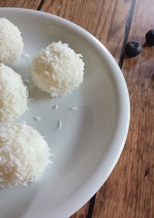 Áfonyás túrós kókuszgolyó recept fotója