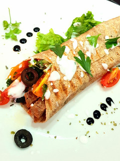 Una foto de 🌮Fajita integral con carne de vacuno, ensalada y salsa de yogur