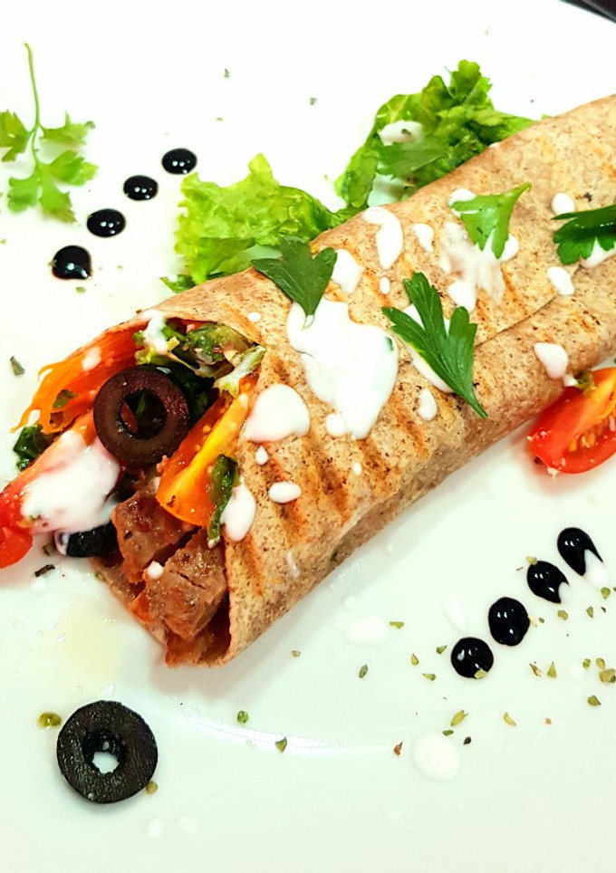 Una foto de 🌮Fajita integral con carne de vacuno, ensalada y salsa de yogur