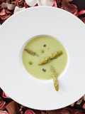 Crema de espárragos y guisantes con pimienta verde