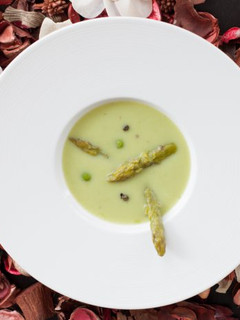 Una foto de Crema de espárragos y guisantes con pimienta verde