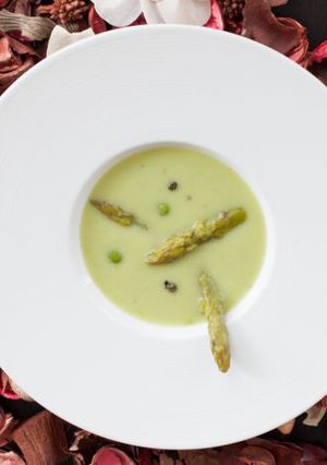 Foto principal de Crema de espárragos y guisantes con pimienta verde