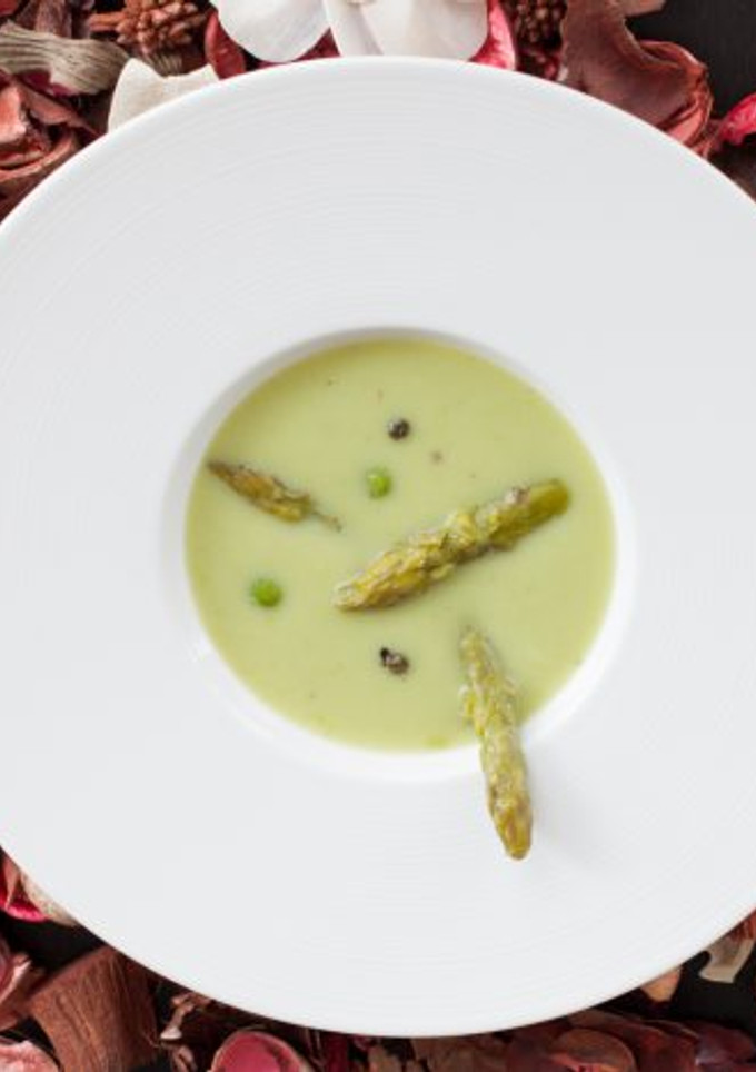 Una foto de Crema de espárragos y guisantes con pimienta verde