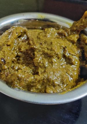 A picture of Chicken hariyali masala.