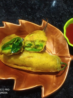 जोधपुरी मिर्ची बड़ा (Jodhpuri mirchi vada recipe in Hindi) रेसिपी मुख्य फोटो