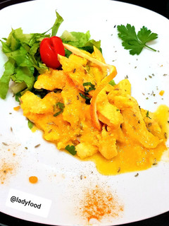 Una foto de 🍊🍀Pechuga de pollo en salsa de naranja🍊🍀