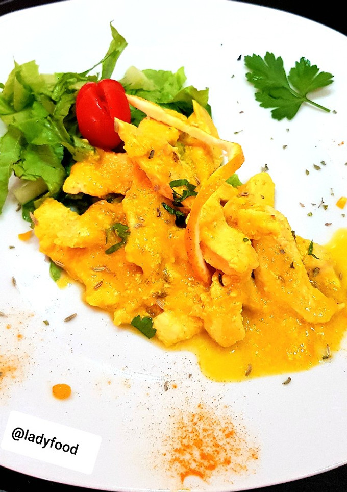Una foto de 🍊🍀Pechuga de pollo en salsa de naranja🍊🍀