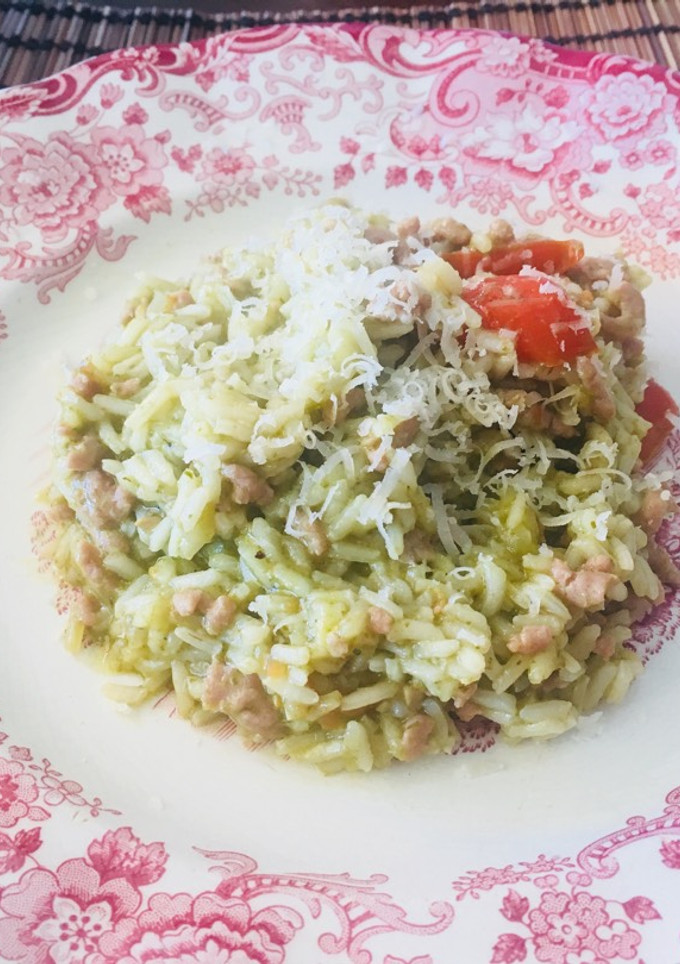 Una foto de Risotto con pesto y carne picada
