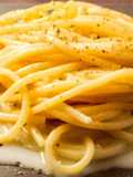 Espaguetis cacio e pepe