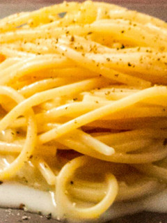 Una foto de Espaguetis cacio e pepe