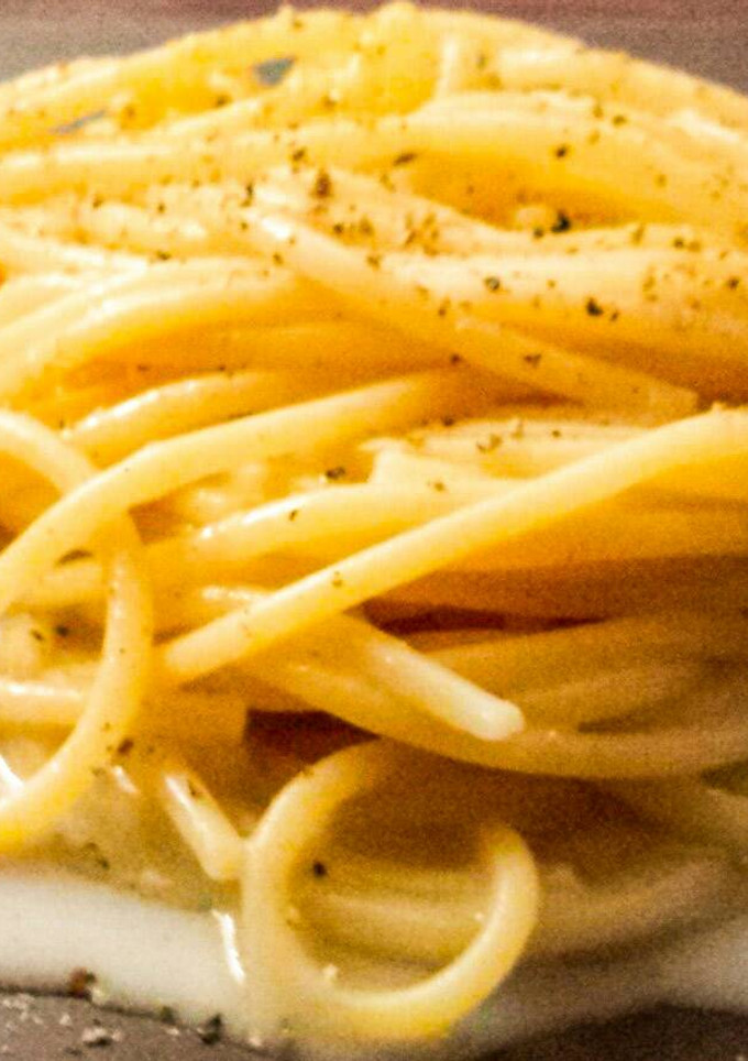 Una foto de Espaguetis cacio e pepe