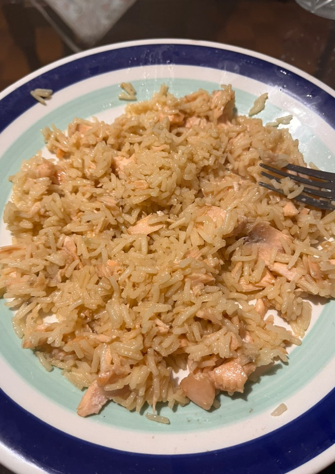 Una foto de Arroz con salmón y sasa soja