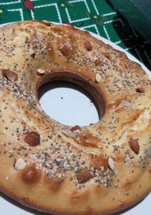 Una foto de Rosca de limón con semillas y almendras