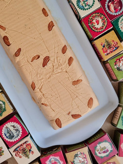 Una foto de Postre helado súper fácil 🍧 2 ingredientes + los "tropezones" que gustes