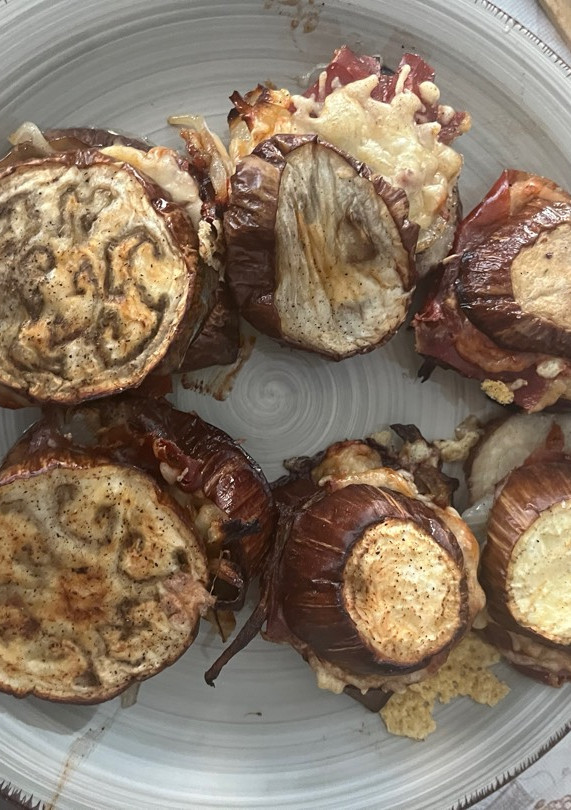 Una foto de Berenjenas rellenas de jamón y queso al horno a lo Raimundo