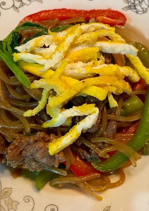 Hình của món Miến trộn Hàn Quốc.