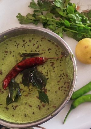 धनिया ओर नारियल की चटनी (dhaniya aur nariyal ki chutney recipe in Hindi) रेसिपी मुख्य फोटो