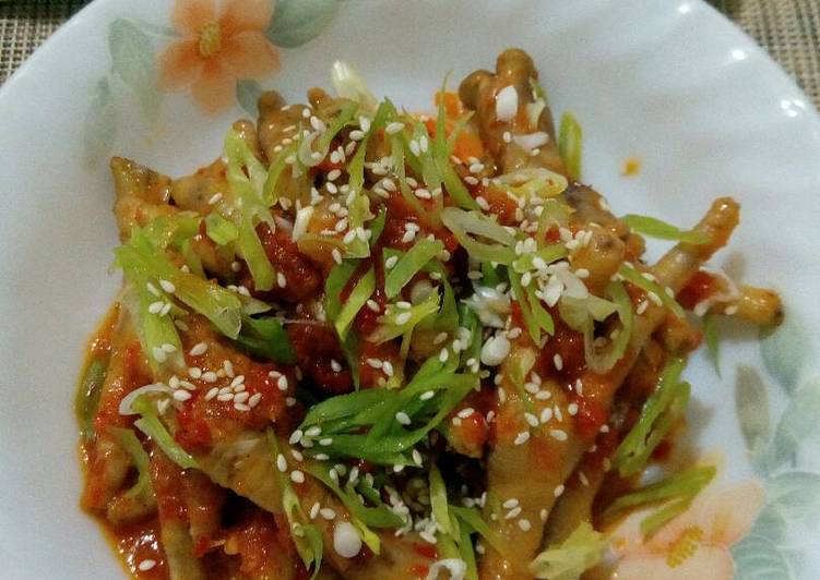 Maeun Dakbal (Ceker Pedas Korea)