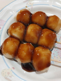 A picture of Japanese Mochi Dango with Sweet soy sause(Mitarashi dango).