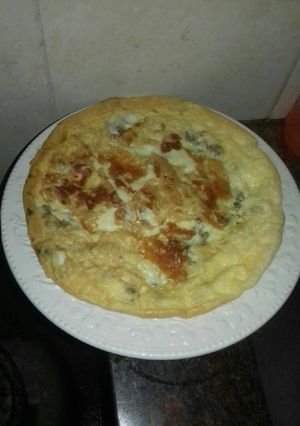 Una foto de Omelette relleno de carne y mozzarella