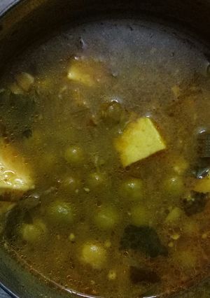 A picture of Matar paneer.