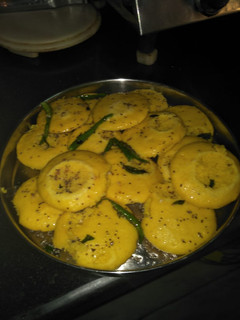 ढोकला (Dhokla recipe in hindi) रेसिपी मुख्य फोटो