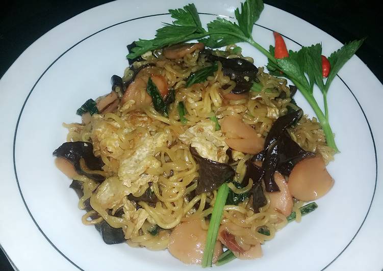 Indomie goreng komplit sosis telur jamur sawi ala lintang