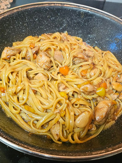Una foto de Tallarines con pollo 🐔