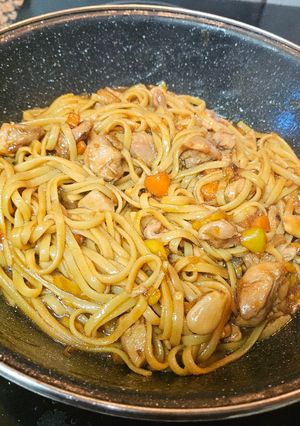 Una foto de Tallarines con pollo 🐔