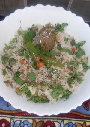 इन्स्टंट व्हेज पुलाव (instant veg pulav recipe in marathi) रेसिपी चे मुख्य फोटो 