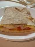 Huevos con tomate y queso en tortilla