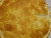 Una foto di pasta sfoglia con affettato