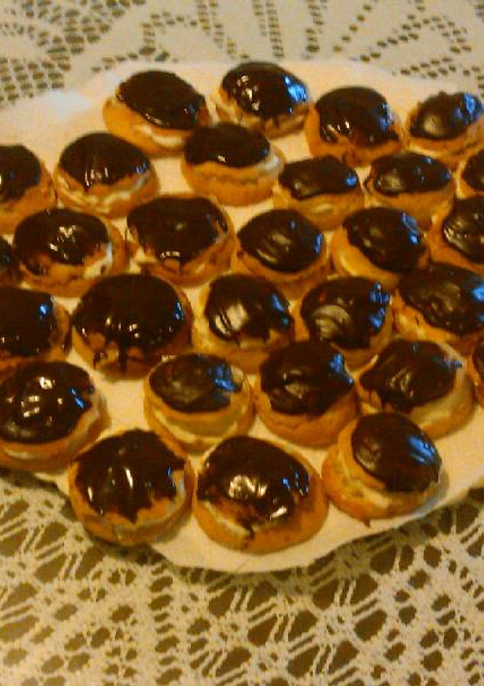 Una foto de Petisú con nata y chocolate
