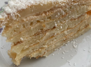 Фото Млинцевий торт з абрикосовим варенням і сметаною🥞.