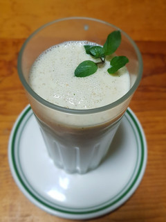 Una foto de Lassi de melón y granola
