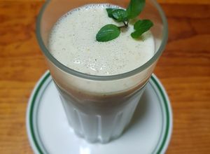 Una foto de Lassi de melón y granola