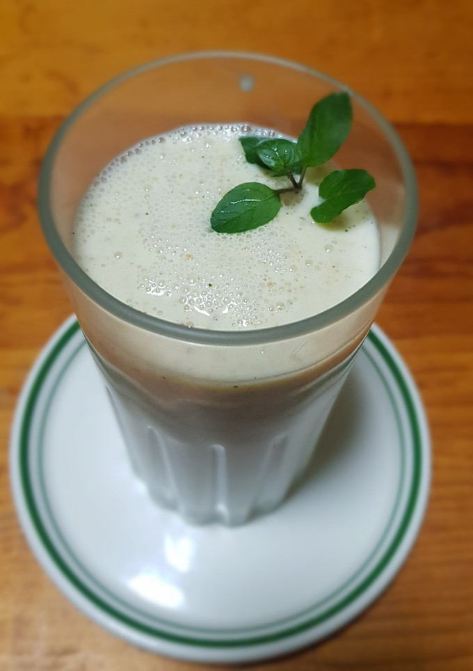 Una foto de Lassi de melón y granola
