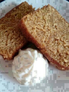 Una foto de Bizcocho jugoso de melocotón con crema de queso al limón