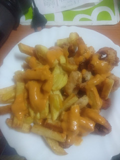 Una foto de Calamares y papas fritas con salsa brava asada