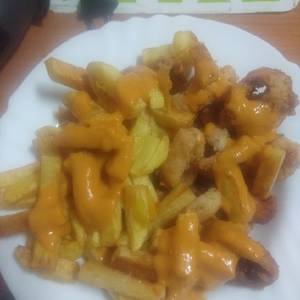 Calamares y papas fritas con salsa brava asada