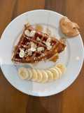 Waffles con banano y mantequilla de maní