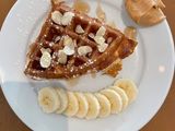 Waffles con banano y mantequilla de maní