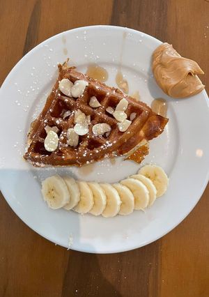 Una foto de Waffles con banano y mantequilla de maní